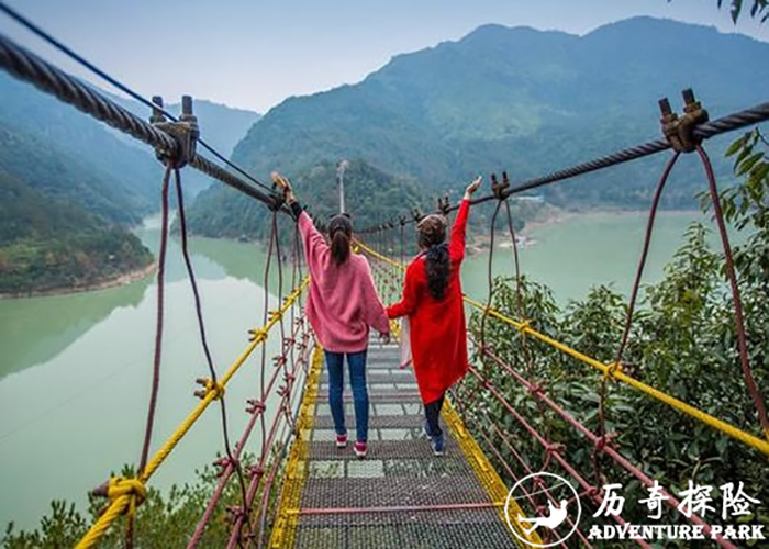 步步惊心 人行吊桥  悬索桥  空中自我胆量挑战设备 高空漫步设计建设厂家历奇探险
