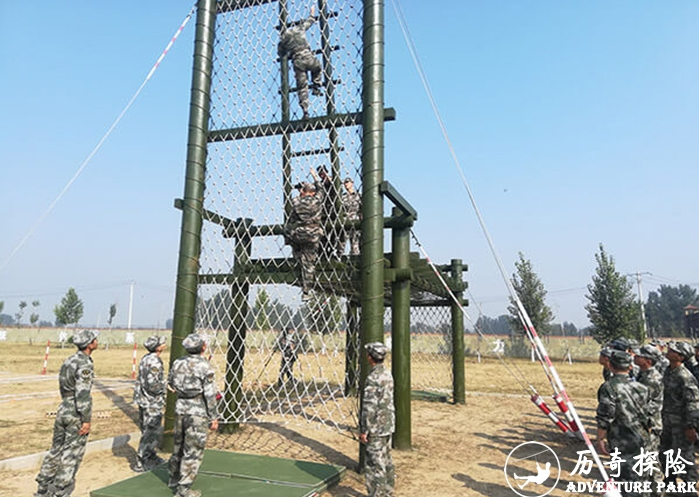 部队400米障碍国防军训四百米障碍拓展体能训练高板跳台软梯轮胎攀台训练器材